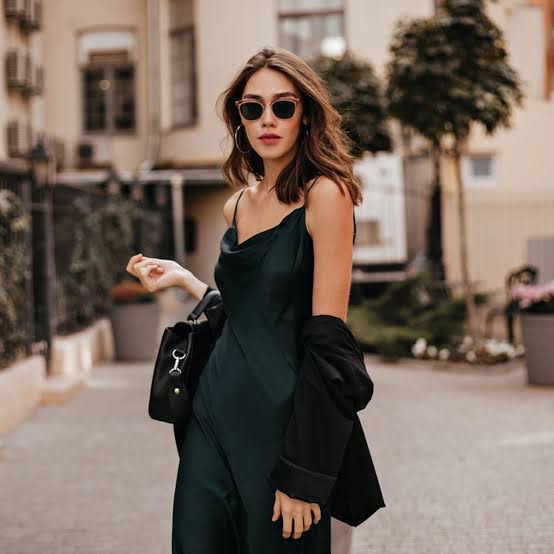 Quiet Luxury Lifestyle. Inspirasi gaya hidup mewah yang tenang dengan outfit minimalis, warna netral, dan gaya elegan yang sederhana.