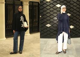Penataan rapi koleksi pakaian butik dalam lemari capsule wardrobe minimalis