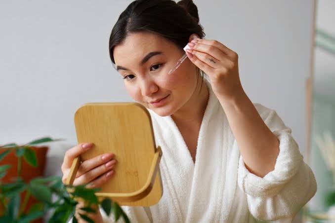 Ilustrasi wanita merawat wajah dengan konsep skincare minimalis skin streaming